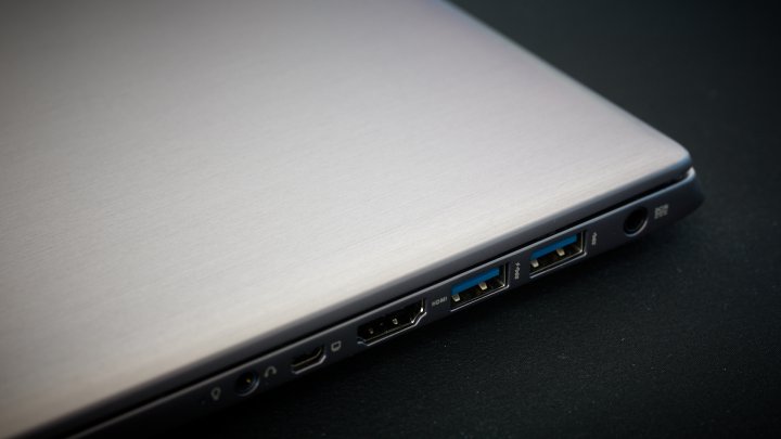 ASUS U38N USB 3.0, HDMI, mini-VGA, DC-In und Kopfhörer-Anschluss
