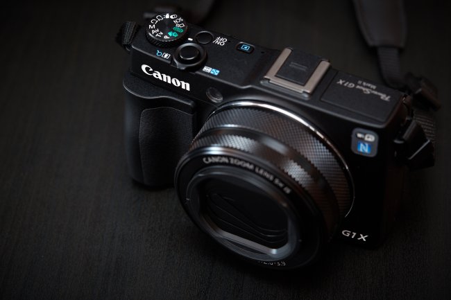 Canon PowerShot G1 X Mark II - Die Oberseite wirkt aufgeräumt. Nur die Wiedergabetaste ist schlecht platziert.