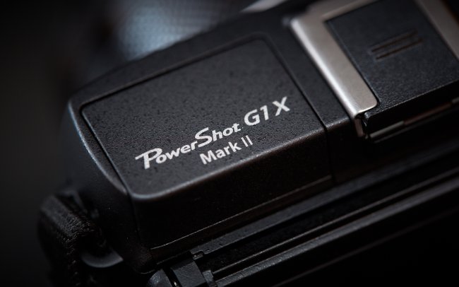 Canon PowerShot G1 X Mark II - Die 2. Generation ist nur an dem kleinen Schriftzug oberhalb des Pop-Up-Blitzes zu erkennen.