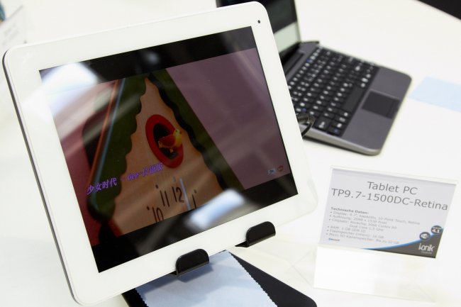 i.onik Tablet TP9.7-1200QC-Retina auf der CeBIT 2013