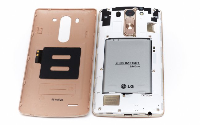 LG G3 s: Der Akku ist wechselbar, darüber sind Steckplätze für SIM- und Speicherkarte