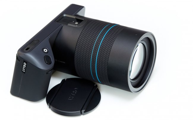 Lytro Illum - Die Lichtfeldkamera ist in etwa so groß wie eine DSLR mit Reisezoom-Objektiv, jedoch merklich leichter