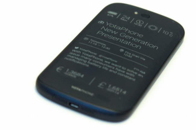 YotaDevices zeigt erste Prototypen des neuen YotaPhone (2) auf dem MWC 2014