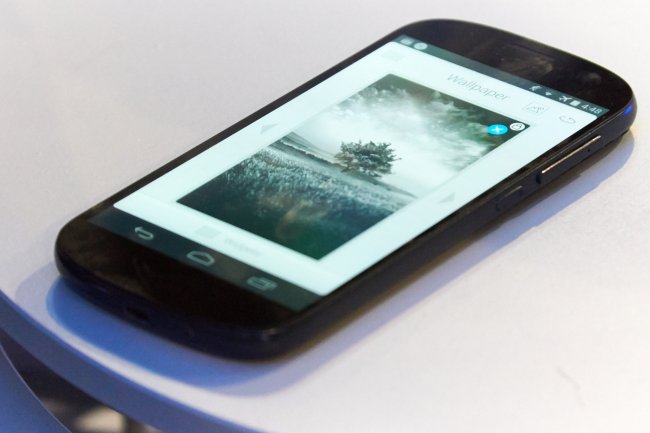 YotaDevices zeigt erste Prototypen des neuen YotaPhone (2) auf dem MWC 2014