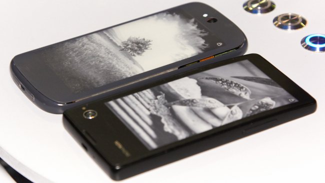 YotaDevices zeigt erste Prototypen des neuen YotaPhone (2) auf dem MWC 2014