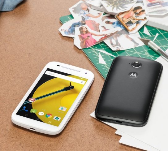 Motorola Moto E (2015): Das Design mit dem Silberstreifen bleibt erhalten, die Rückseite wirkt moderner [Bildmaterial: Motorola]