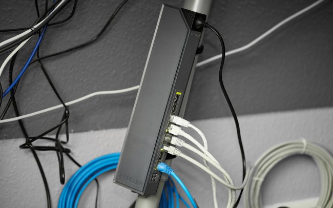 Dank der besonders einfachen Montage lässt sich der Netgear Click Switch GSS108E einfach an die Wand, unter den Tisch oder auch einfach an das Tischbein montieren