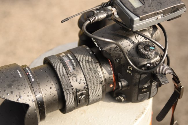 Hält dicht: Auch ein kleiner Regenschauer bringt die Sony Alpha 77 II nicht aus der Ruhe