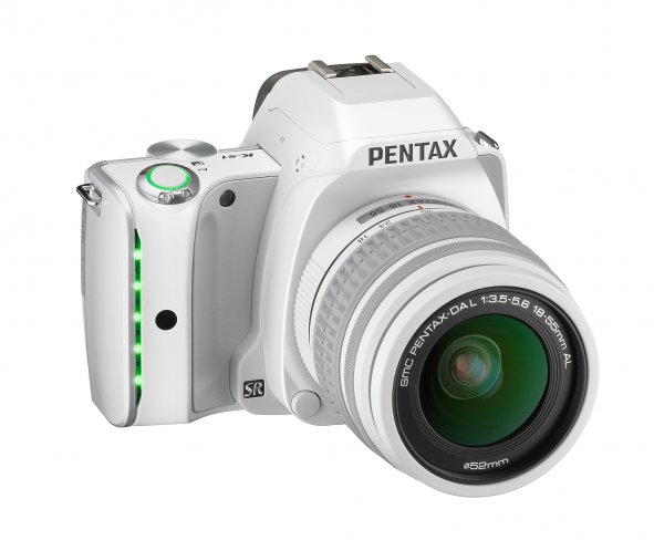 Pentax K-S1 mit SMC Pentax-DAL 18-55 mm AL Kit-Objektiv [Bildmaterial: Ricoh Imaging]