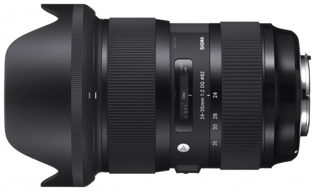 Sigma A 24-35 mm f/2 DG HSM mit Streulichtblende [Bildmaterial: Sigma]