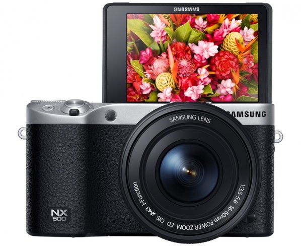 Samsung NX500: Wie bei der NX300M lässt sich auch beim Nachfolger das Display um 180° nach oben klappen [Bildmaterial: Canon]