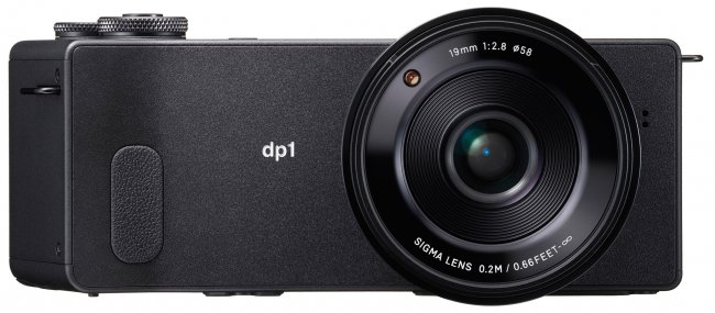 Die Front sieht der dp2 Quattro bis auf das verwendete Objektiv zum Verwechseln ähnlich [Bildmaterial: Sigma]