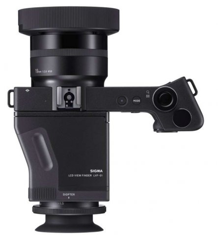 Die neue Sigma dp1 Quattro ist mit dem fest montierten 19-mm-Objektiv auf Weitwinkelfotografie ausgelegt, hier mit aufgesetztem LVF-01 Sucher [Bildmaterial: Sigma]