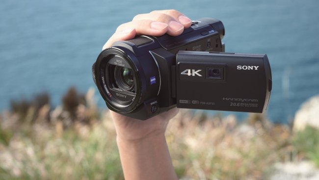 Sony FDR-AXP33: 4K-Camcorder mit integriertem Beamer [Bildmaterial: Sony]