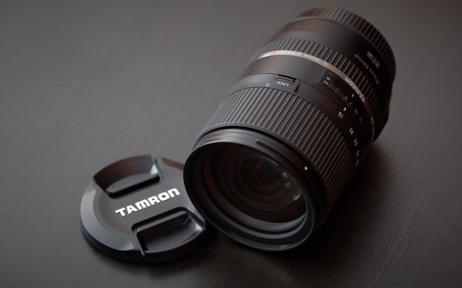 Tamron 16-300 mm Di II VC PZD - Im Lieferumfang befindet sich auch eine Streulichtblende