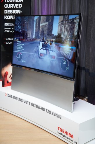 Toshiba zeigt auf einer Präsentation in Hamburg einen UHDTV-Prototyp als Curved-Variante mit 65 Zoll Bildschirmdiagonale