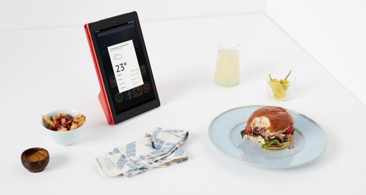 Amazon Fire HD 10 (2017): Auch wenn die Finger einmal schmutzig sind, kann das Tablet nun auch via Sprache gesteuert werden [Bildmaterial: Amazon]