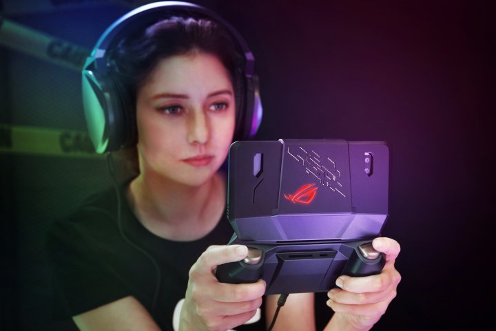 Asus_ROG_Phone_Maedchen_spielt.jpg, 625 KB