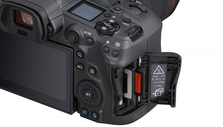 Canon EOS R5: Neben CFexpress ist auch ein SD-Karten-Slot mut UHS-II-Unterstützung vorhanden (Bild: Canon USA)