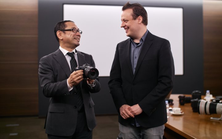 Naohiko Hayashi (Canon; li.) im Gespräch mit Matthias Proske (ValueTech; re.) über die Canon EOS R5