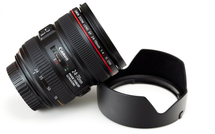 Canon EF 24-70 mm f/4L IS USM: Im Lieferumfang befindet sich neben der Streulichtblende noch ein Objektivköcher