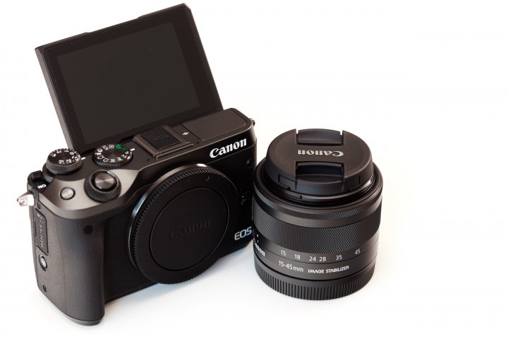 Canon EOS M6: Das Display lässt sich um bis zu 180 Grad nach oben klappen