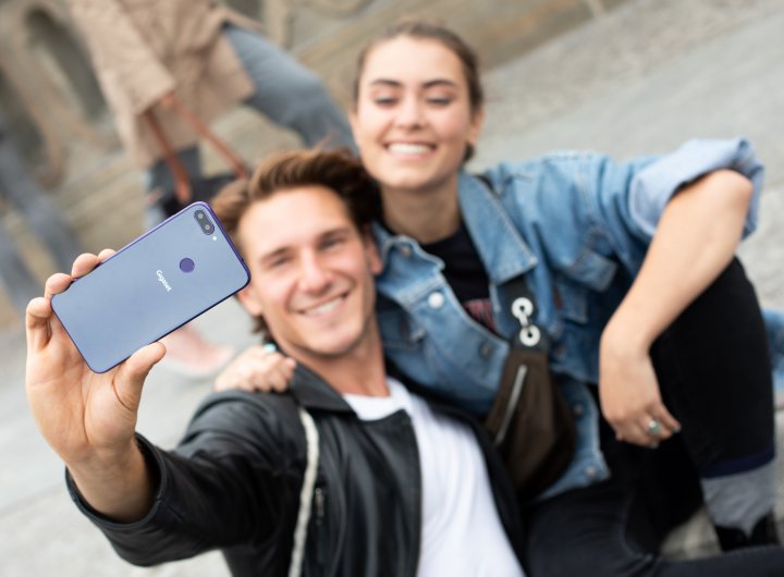 Gigaset_GS195_Paar_macht_Selfie_2560.jpg, 792 KB