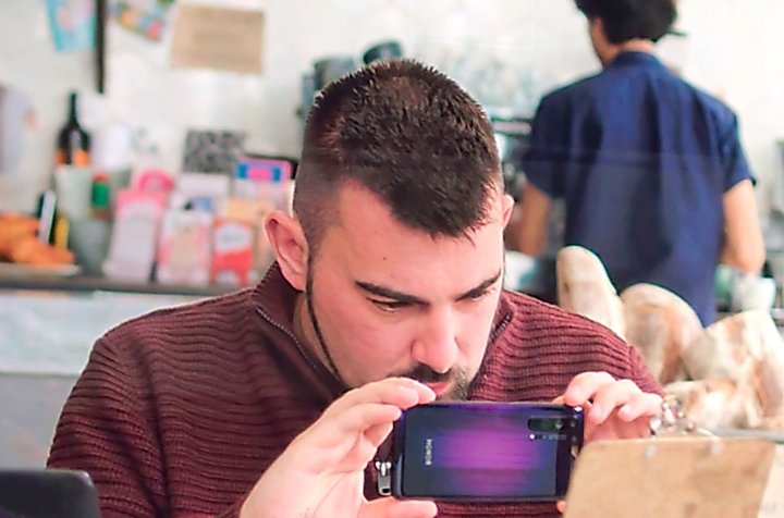 Honor_Pocket_Vision_Sehbehinderter_haelt_Smartphone.jpg, 349 KB