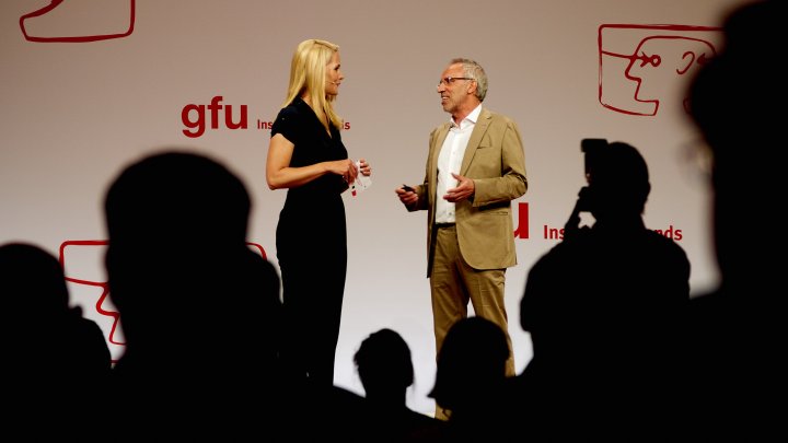 IFA IMB 2016: Judith Rakers (li.) im Gespräch mit Hans-Joachim Kamp von der gfu
