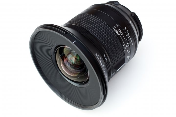 Irix 15 mm f/2.4 Firefly: An der Front lassen sich klassische Schraubfilter anbringen - mit gewaltigen und kostspieligen 95 mm Durchmesser