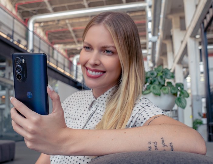 Motorola_Edge_30_Pro_Frau_schaut_auf_Display.jpg, 1.6 MB