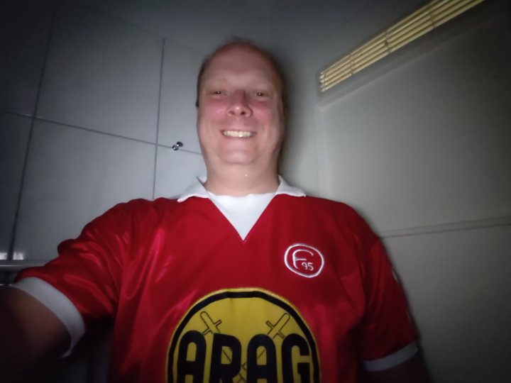 Motorola_Moto_G100_Selfie_Weitwinkel.jpg, 509 KB