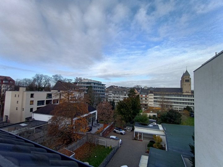 Ultraweitwinkel-Bilder des Motorola Moto G72 wirken ausgewogen