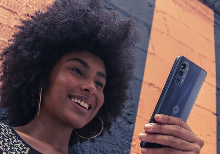 Motorola_Moto_G82_5G_Frau_guckt_auf_Display.jpg, 1.1 MB