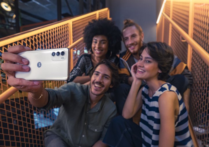 Motorola_Moto_G82_5G_Gruppe_macht_Selfie.jpg, 1.1 MB