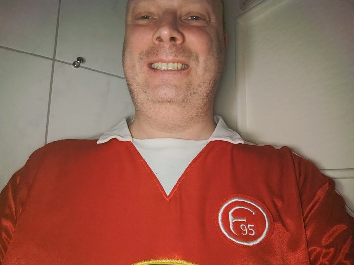 Motorola_Razr_2022_Selfie_Nacht.jpg, 790 KB