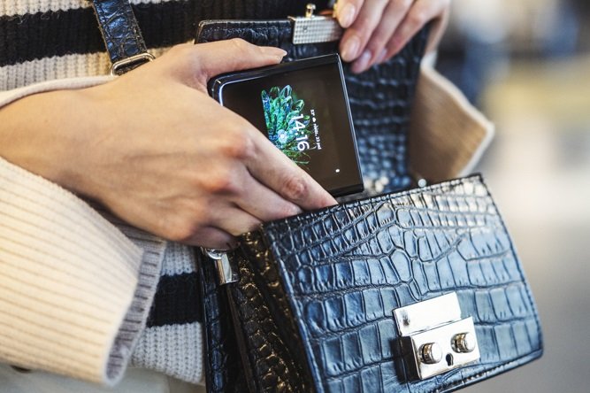 Motorola_Razr_2022_zusammengeklappt_in_Handtasche.jpg, 109 KB