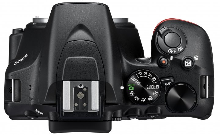 Nikon D3500: Der Hangriff fällt trotz insgesamt kleinerem Gehäuses größer aus [Bildmaterial: Nikon]