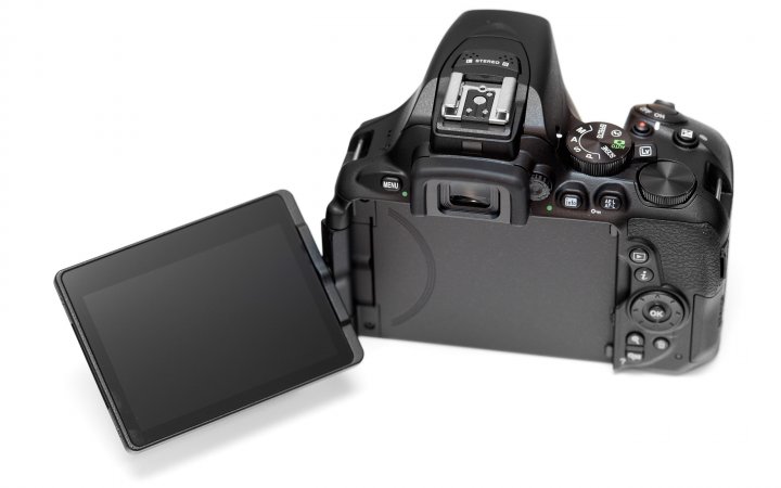 Nikon D5600: Weiterhin mit dabei ist ein großes 3,2-Zoll-Touch-Display
