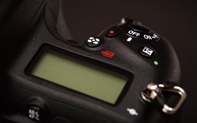 Auch das 2. Display der Nikon D750 ist schmaler geworden