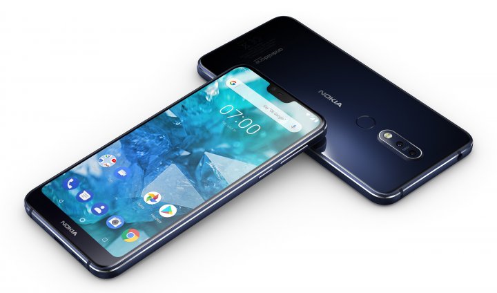 Das Nokia 7.1 orientiert sich vor am Design des iPhone X und hat hinten eine Tele-Kamera von Zeiss