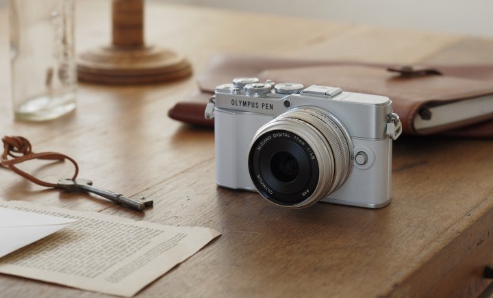 Olympus Pen E-P7: Die Kamera ist in Weiß und Schwarz verfügbar [Bildmaterial: OM Digital Solutions]
