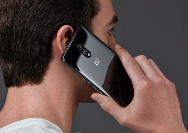 OnePlus_7_Pro_Mann_telefoniert.jpg, 1.3 MB