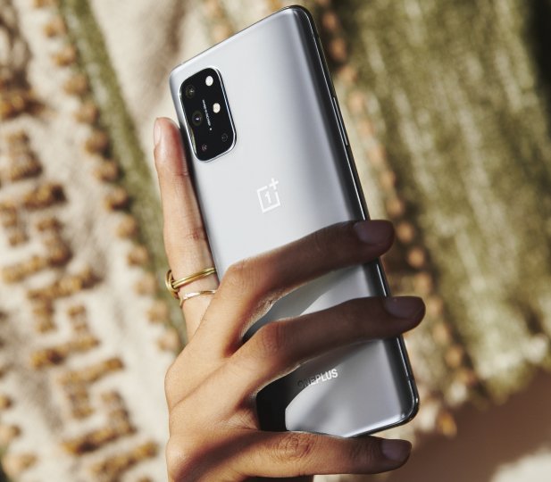OnePlus_8T_in_Hand_gehalten_hinten.jpg, 1.6 MB