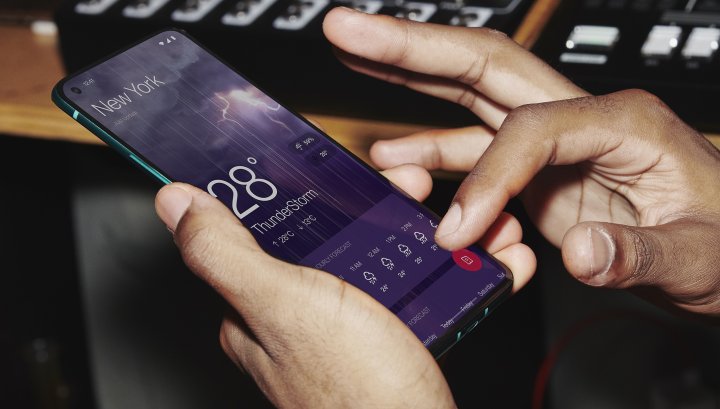 OnePlus_8T_in_Hand_gehalten_vorn.jpg, 997 KB