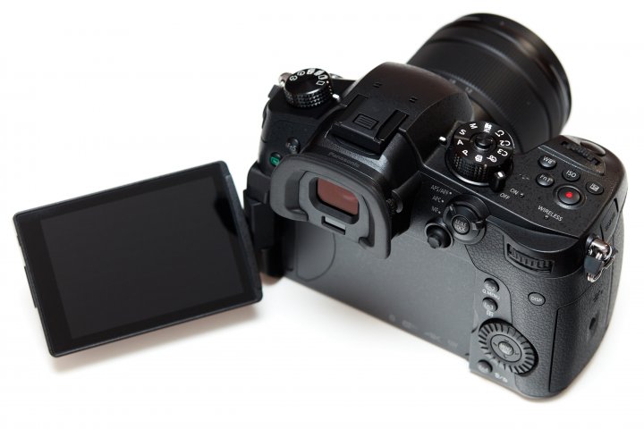 Panasonic Lumix GH5: Die Rückseite wird von einem großen Sucher und Display dominiert