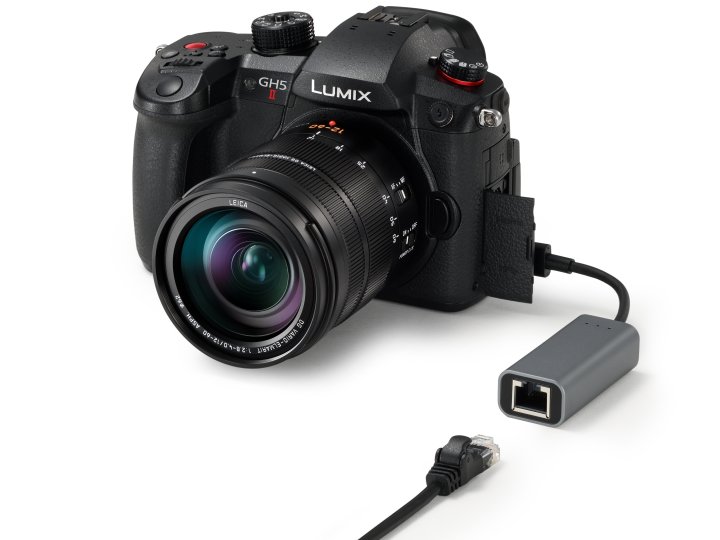 Panasonic Lumix GH5 II mit USB-C/LAN-Adapter [Bildmaterial: Panasonic Deutschland]
