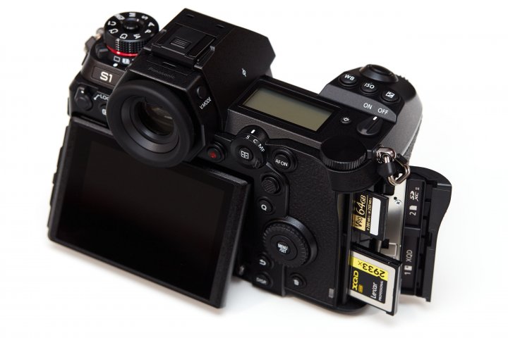 Panasonic Lumix S1: Die Kamera bietet die Möglichkeit SD- und XQD-Speicherkarten einzulegen