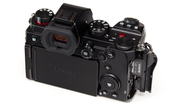 Panasonic Lumix S5: Das Display ist dreh- und schwenkbar und 2 SD-Karten-Fächer finden ihren Platz