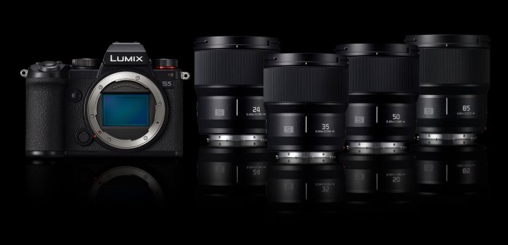 Panasonic Lumix S Festbrennweiten mit f/1.8: 24, 35, 50 und 85 mm (v.l.n.r.) [Bildmaterial: Panasonic Deutschland]